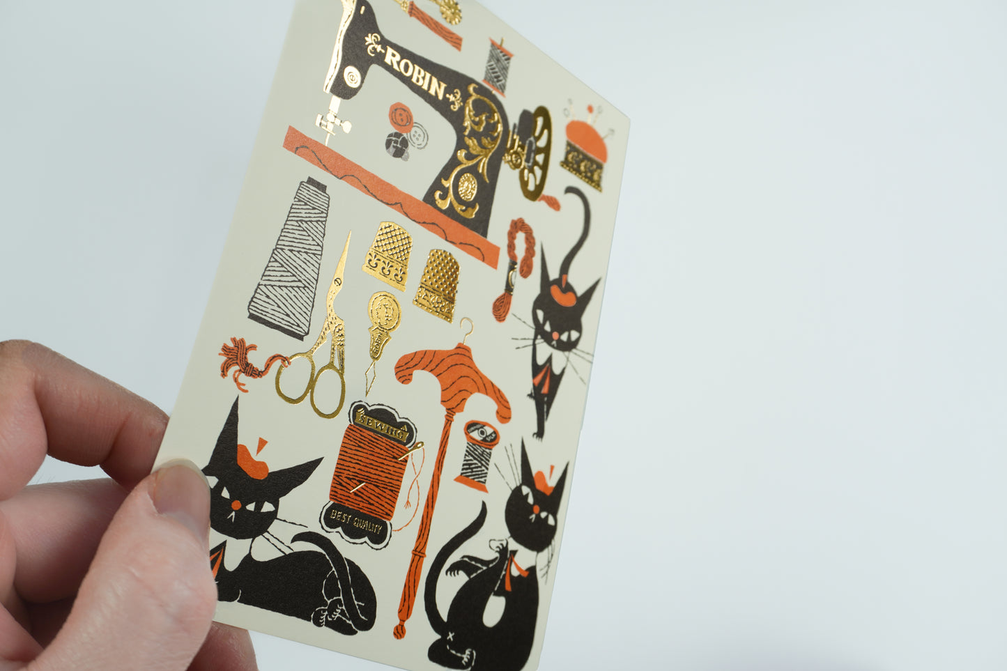 Goldgeprägte Postkarte "Sewing" - Kuroneko Design